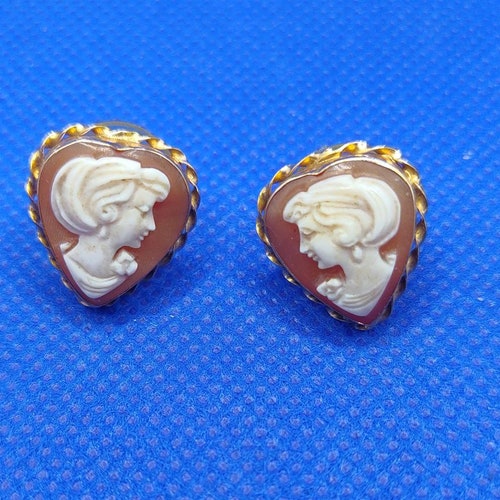 14k shops Gold CAMERO HEART EARRINGS ~ Studs ~ 2.39g ~ Very nice detailed hair ~ Facial features ~ Earrings