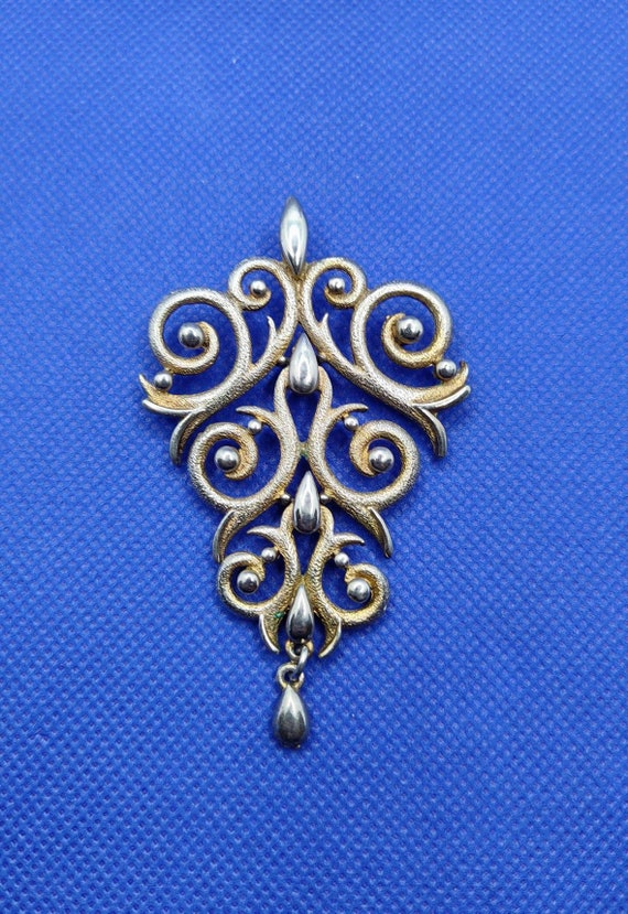 LISNER Goldtone Metal Pin - Antique Victorian Look