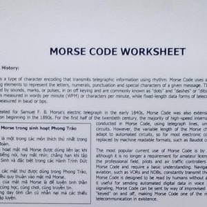 Może przedstawiać: Czarno-biała karta pracy zatytułowana "Morse Code Worksheet". Karta pracy zawiera historię kodu Morse'a, alfabet Morse'a, tabelę liczb Morse'a, tabelę znaków akcentowych Morse'a, tabelę akcentów literowych Morse'a, tabelę komunikacji i znaków Morse'a oraz tabelę przeciwieństw alfabetu Morse'a.
