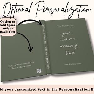 Puede incluir: Un libro personalizado de color verde salvia. El texto "Optional Personalization" est&aacute; en la parte superior. El lomo y la contraportada ofrecen espacio para texto personalizado. Las p&aacute;ginas interiores muestran las palabras "your custom message here."