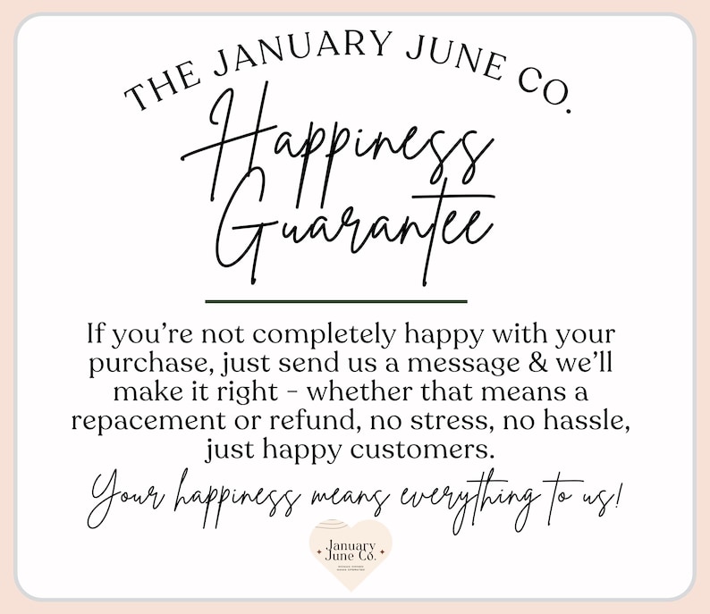 Puede incluir: Una tarjeta color crema con el texto "THE JANUARY JUNE CO." en la parte superior, seguido de "Happiness Guarantee" en cursiva. El texto de abajo indica el compromiso de la empresa con la satisfacci&oacute;n del cliente, ofreciendo reemplazos o reembolsos.