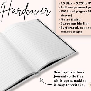 Peut inclure: Un journal &agrave; couverture rigide ouvert avec des pages lign&eacute;es. Le journal est de format A5, mesurant 14,6 cm x 20,3 cm, avec une finition mate et une impression int&eacute;grale. Il comprend 150 pages lign&eacute;es, une reliure cartonn&eacute;e et des pages perfor&eacute;es.