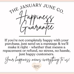 K&ouml;nnte beinhalten: Cremefarbene Grafik mit dem Text "THE JANUARY JUNE CO." oben, gefolgt von "Happiness Guarantee" in eleganter Schrift. Der Text darunter verspricht Kundenzufriedenheit mit Ersatz oder R&uuml;ckerstattung.