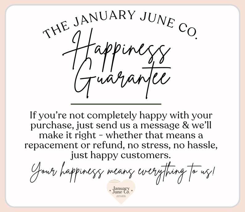 K&ouml;nnte beinhalten: Cremefarbene Grafik mit dem Text "THE JANUARY JUNE CO." oben, gefolgt von "Happiness Guarantee" in eleganter Schrift. Der Text darunter verspricht Kundenzufriedenheit mit Ersatz oder R&uuml;ckerstattung.