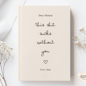Peut inclure: Un journal de couleur cr&egrave;me avec le texte "this shit sucks without you" dans une police manuscrite. Le journal comprend &eacute;galement le texte "Dear Michael" et "Love, Amy", avec un symbole de c&oelig;ur. Le logo January + June Co. est en bas &agrave; droite.