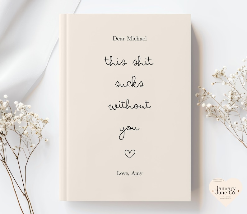 Peut inclure: Un journal de couleur cr&egrave;me avec le texte "this shit sucks without you" dans une police manuscrite. Le journal comprend &eacute;galement le texte "Dear Michael" et "Love, Amy", avec un symbole de c&oelig;ur. Le logo January + June Co. est en bas &agrave; droite.