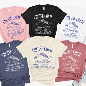 Puede incluir: Seis camisetas diferentes con un gráfico de barco de crucero y el texto "Cruise Crew 20 Social Club 25" y una descripción de lo que cada persona del club social es más probable que haga en un crucero. Las camisetas son de varios colores, incluyendo rosa, negro, blanco, azul, beige y rosa.