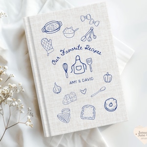 Puede incluir: Un libro de recetas con textura de lino, con el título "Our Favorite Recipes" y los nombres "Amy & David" en azul marino. La portada presenta ilustraciones en azul marino de utensilios de cocina y alimentos.