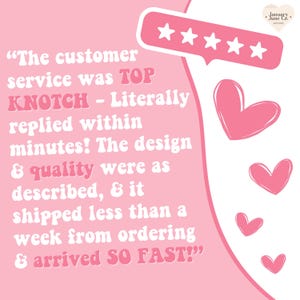 Puede incluir: Gr&aacute;fico rosa y blanco con comentarios de clientes. El texto dice: "&iexcl;El servicio al cliente fue TOP KNOTCH - Literalmente respondi&oacute; en minutos!" con una calificaci&oacute;n de cinco estrellas y corazones rosas.
