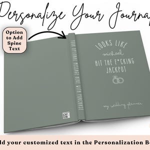 K&ouml;nnte beinhalten: Ein offenes, salbeigr&uuml;nes Notizbuch mit dem Text "Looks like Michael hit the f*cking jackpot" und "my wedding planner". Auf dem Buchr&uuml;cken steht "YOUR OPTIONAL MESSAGE HERE WITH PURCHASE".