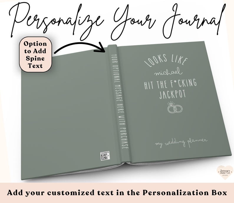 K&ouml;nnte beinhalten: Ein offenes, salbeigr&uuml;nes Notizbuch mit dem Text "Looks like Michael hit the f*cking jackpot" und "my wedding planner". Auf dem Buchr&uuml;cken steht "YOUR OPTIONAL MESSAGE HERE WITH PURCHASE".