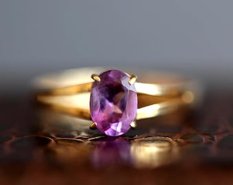 Delicado anillo vintage de amatista en oro macizo de 14 quilates.