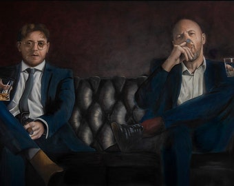 Può includere: Due uomini in abito siedono su un divano in pelle. Uno tiene un bicchiere di whisky e l'altro tiene un bicchiere di whisky e un sigaro. Gli uomini guardano lo spettatore.