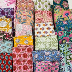 Puede incluir: Una colecci&oacute;n de 24 cuadrados de tela con varios patrones florales y geom&eacute;tricos en tonos de rosa, azul, verde, amarillo y morado. Los cuadrados de tela est&aacute;n dispuestos en filas y columnas, creando una exhibici&oacute;n visualmente atractiva.