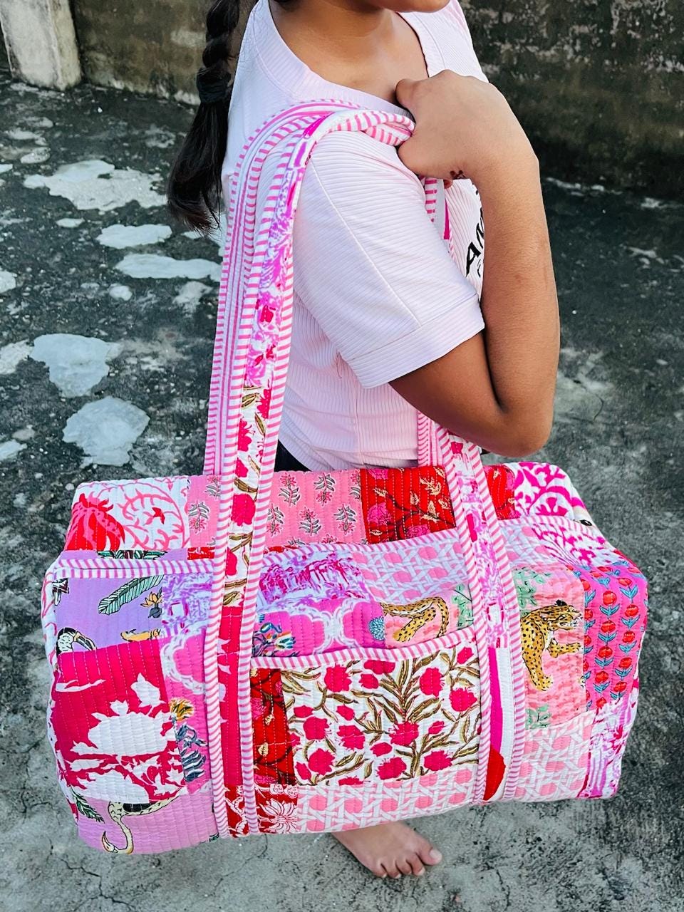 Borsone in velluto di cotone trapuntato fatto a mano con stampa floreale marrone e rosso, borsa a tracolla yoga con stampa di mani, borsone in velluto sostenibile - Italia