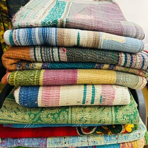 Lot de gros couettes vintage indiennes Kantha à vendre image 3