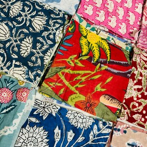 Puede incluir: Surtido de cuadrados de tela con varios patrones florales y geom&eacute;tricos en tonos de azul, rojo, rosa y verde. Las telas son perfectas para acolchar, hacer patchwork o proyectos de manualidades.