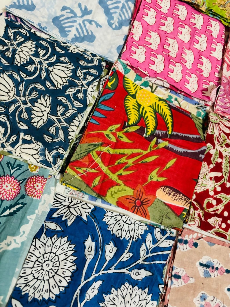 Puede incluir: Surtido de cuadrados de tela con varios patrones florales y geom&eacute;tricos en tonos de azul, rojo, rosa y verde. Las telas son perfectas para acolchar, hacer patchwork o proyectos de manualidades.