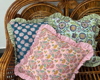 Funda de cojín de algodón con volantes y estampado de bloques indios, cojines bohemios hechos a mano, fundas de almohada de algodón bohemio, cojines florales con bloques.