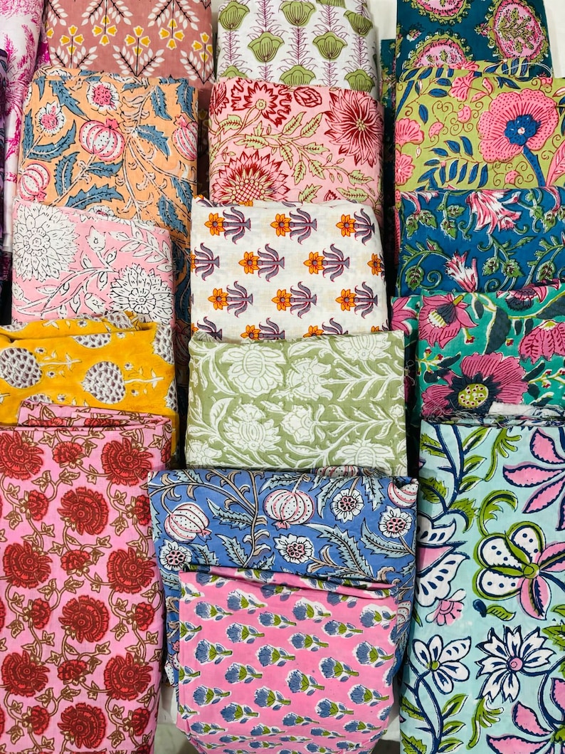 Puede incluir: Una colecci&oacute;n de cuadrados de tela coloridos con patrones florales. Las telas est&aacute;n dispuestas en una cuadr&iacute;cula y presentan una variedad de colores, incluyendo rosa, azul, verde, amarillo y blanco.