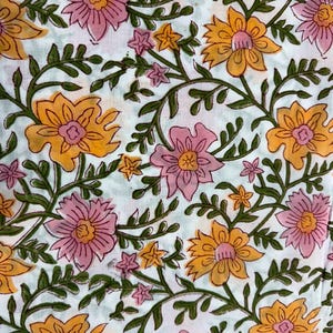 K&ouml;nnte beinhalten: Ein wei&szlig;er Stoff mit einem sich wiederholenden Blumenmuster aus rosa und gelben Bl&uuml;ten. Das Design umfasst dunkelgr&uuml;ne St&auml;ngel und Bl&auml;tter, die die Bl&uuml;ten &uuml;ber die gesamte Fl&auml;che verbinden und einen dichten, durchgehenden botanischen Druck bilden.