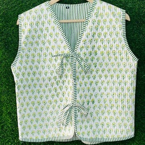 Cotton Quilted Waistcoat Vintage Style Quilted Vest Jackets, V-neck Floral Coat Holidays Gifts Sleeveless Jacket for Women Gifts