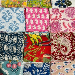 Puede incluir: Surtido de 12 cuadrados de tela con varios patrones florales y geom&eacute;tricos en tonos de azul, rosa, verde, rojo y blanco.