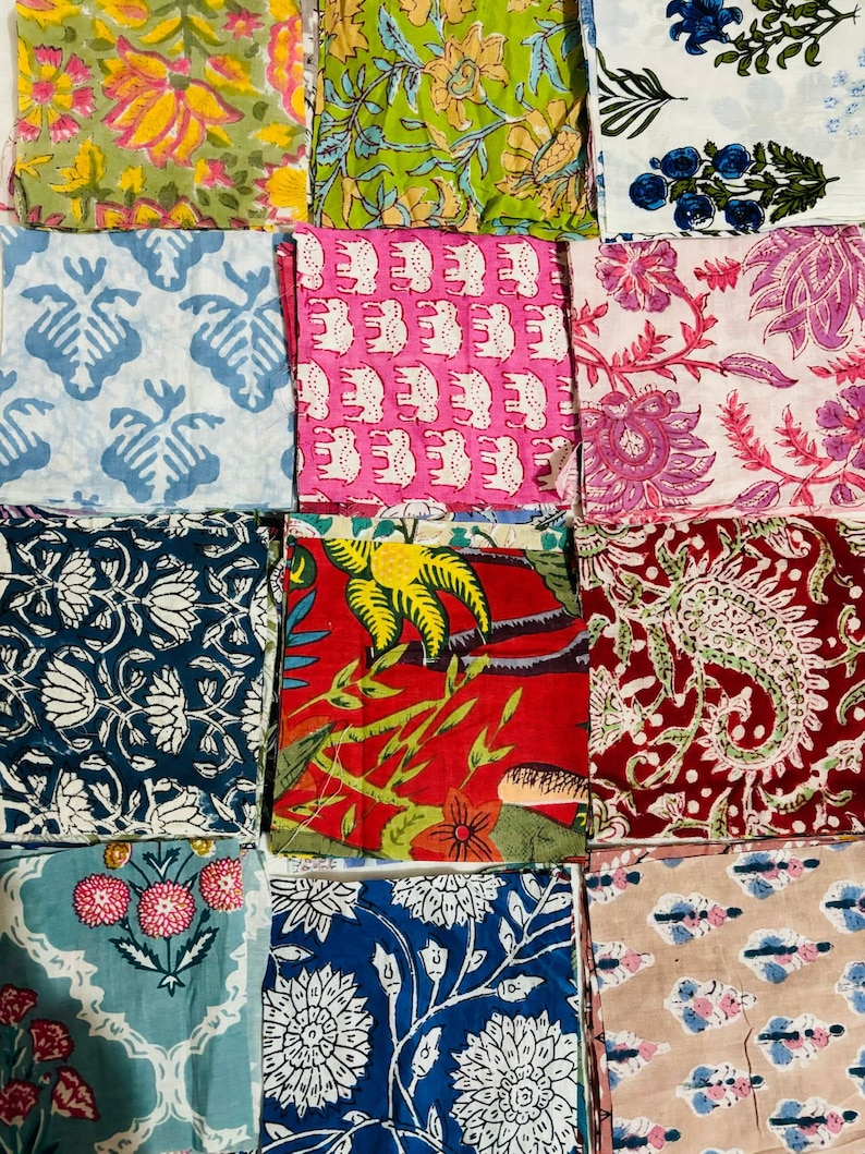 Puede incluir: Surtido de 12 cuadrados de tela con varios patrones florales y geom&eacute;tricos en tonos de azul, rosa, verde, rojo y blanco.