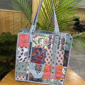 Bolsa tote acolchoada com vários patches, bolsa de ombro boho em algodão, bolsa grande floral vintage, bolsa de viagem para fins de semana, bolsa artesanal feminina.