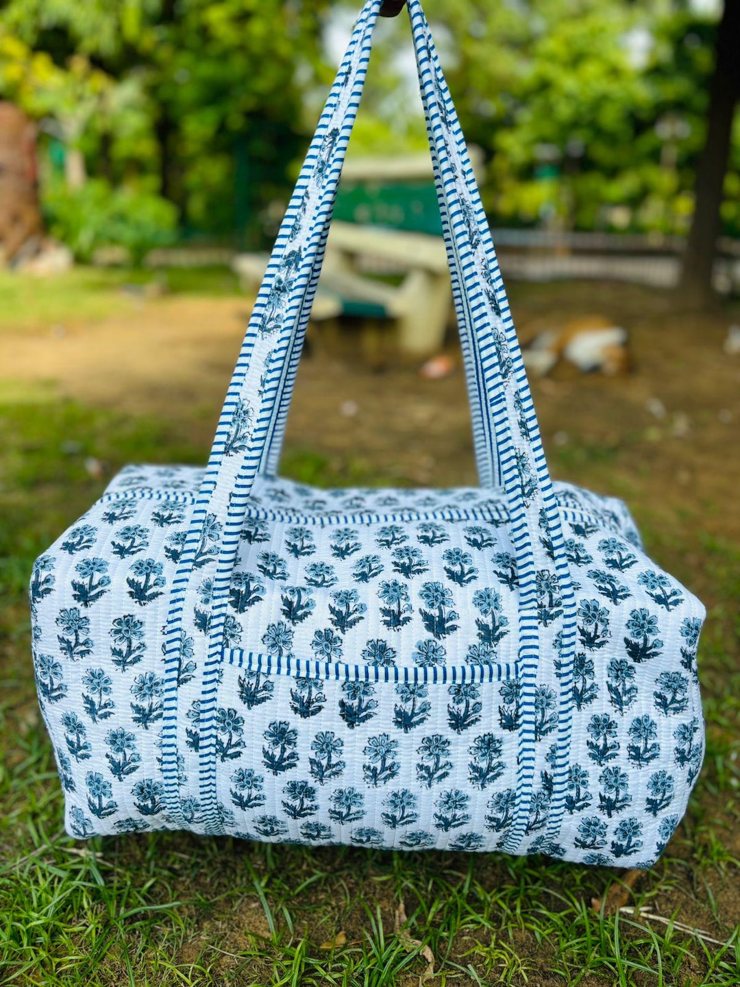 Borsone in velluto di cotone trapuntato fatto a mano con stampa floreale marrone e rosso, borsa a tracolla yoga con stampa di mani, borsone in velluto sostenibile - Italia