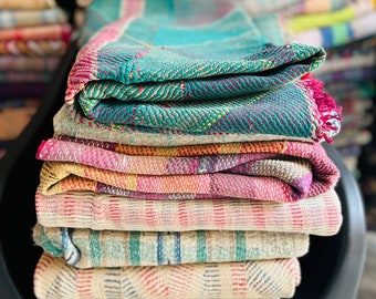 Lote al por mayor de edredones Kantha vintage indios a la venta Boho hecho a mano Sari Kantha Throw edredones hippie reversibles mantas de algodón de regalo