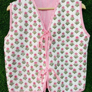 Cotton Quilted Waistcoat Vintage Style Quilted Vest Jackets, V-neck Floral Coat Holidays Gifts Sleeveless Jacket for Women Gifts