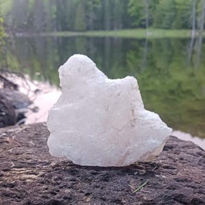 Cuarzo lechoso en bruto. Ejemplar mineral natural, nítido y autoportante. 236 gramos de mineral energético cristalino blanco nieve.