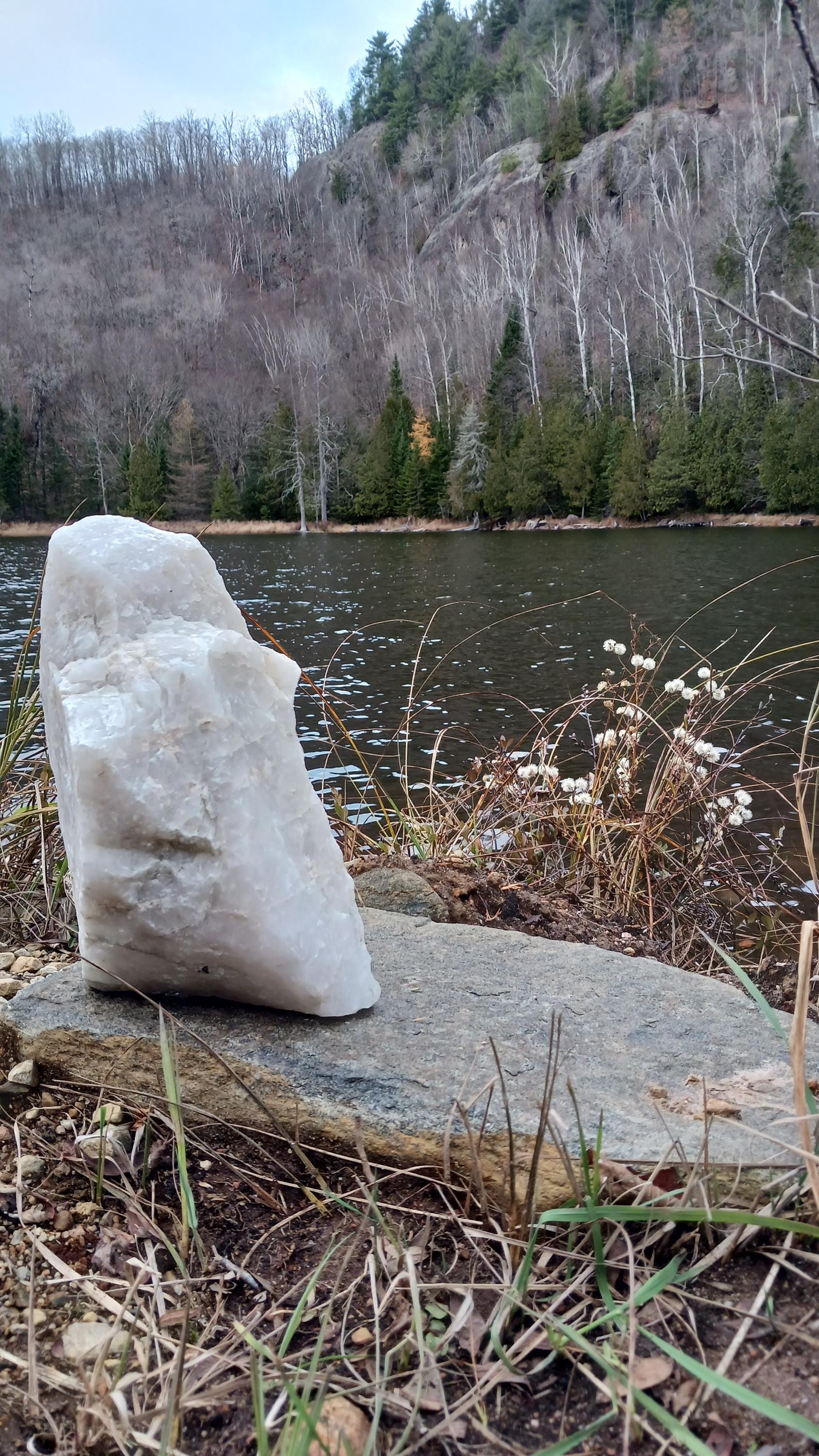 Jumbo White Quartz. Self-Standing and Natural Gemstone Boulder. 7.8 kg ( 17.2 pounds ) of Snow Milky Crystal. Mineral Healing Meditation