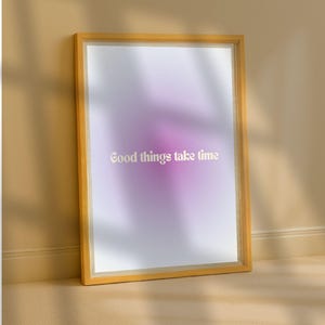 Póster de afirmación con degradado de color bígaro, descarga instantánea, las cosas buenas llevan tiempo, póster de aura retro, impresión de aura púrpura, arte de pared de moda.