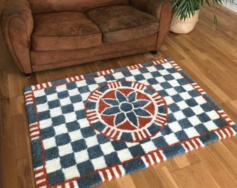 Wool rug with decorative pattern