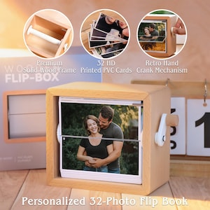 Peut inclure: Un flip-box en bois avec un mécanisme à manivelle, affichant une photo d'un couple. La boîte est étiquetée "Personalized 32-Photo Flip Book" et présente le texte "Premium Solid Wood Frame" et "32 HD Printed PVC Cards."
