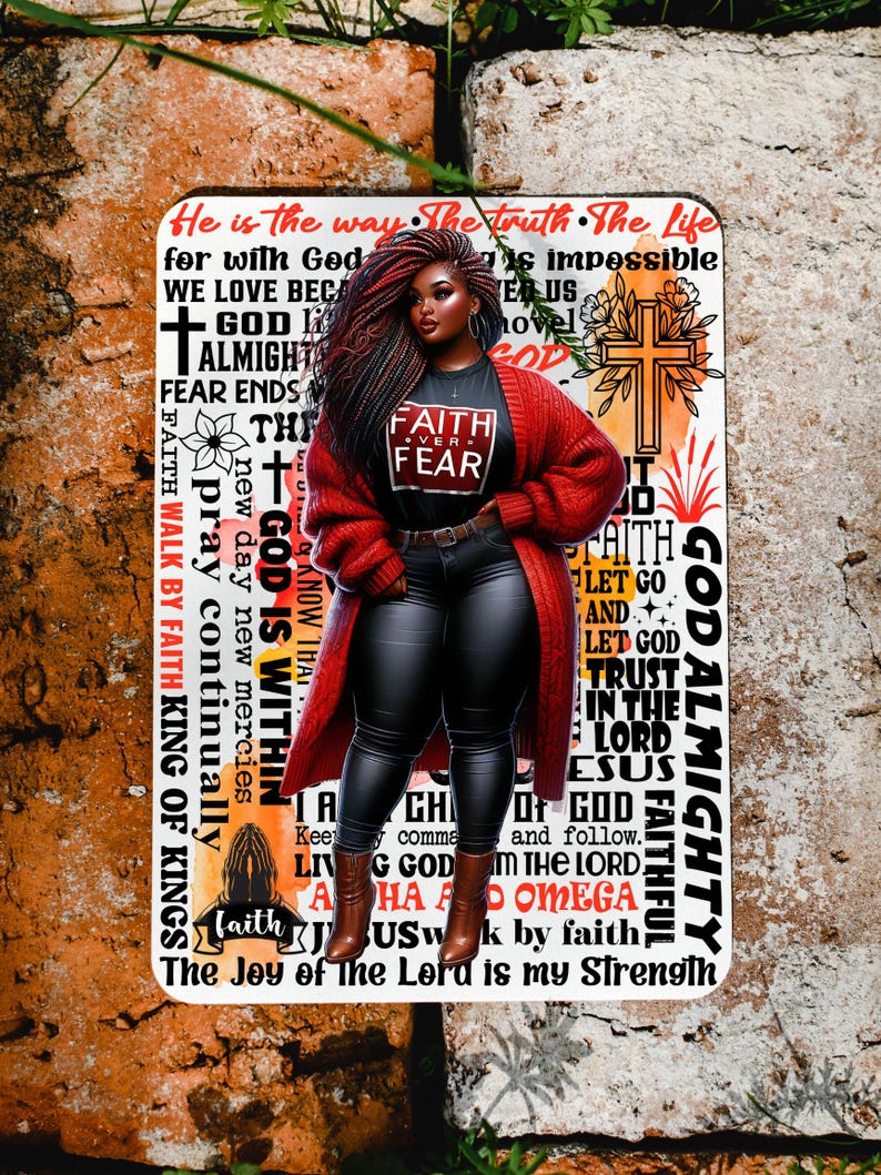 K&ouml;nnte beinhalten: Eine digitale Illustration einer Frau mit dunkler Haut und roten Haaren, die einen roten Cardigan und eine schwarze Hose tr&auml;gt. Die Frau steht vor einem wei&szlig;en Hintergrund mit einem Kreuz und den Worten "He is the way, The truth, The life" und anderem religi&ouml;sen Text.