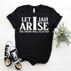 Könnte beinhalten: Schwarzes T-Shirt mit weißem Text, der "Let I Jah Arise The Enemy Will Scatter" lautet.