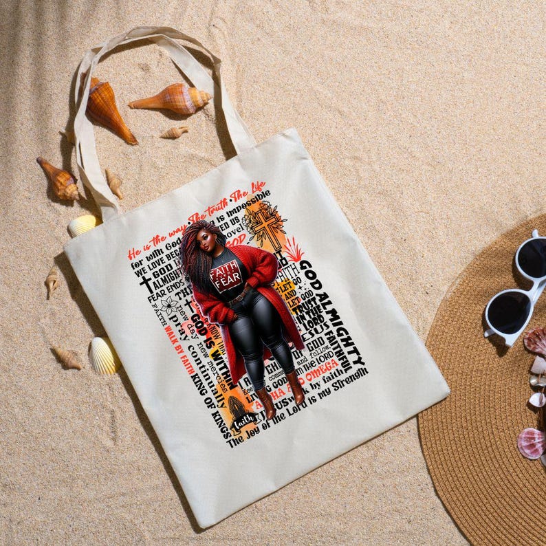 K&ouml;nnte beinhalten: Eine wei&szlig;e Einkaufstasche mit einem schwarzen und roten Design, das eine Frau mit einer roten Jacke und einer schwarzen Hose zeigt. Die Tasche hat ein Zitat &uuml;ber Glauben und Gott. Der Text auf der Tasche lautet: "He is the way The truth The Life for with God WE LOVE BECAUSE is impossible ED US lovel GOD ALMIGHTY FEAR ENDS THE FAITH WALK BY FAITH KING OF KINGS new day new mercies pray continually GOD IS WITHIN R LIV FAITH FEAR COD AITH LET CO AND GOD TRUS IN THE LORD ESUS and follow GHD GOD HAD OMEGA COD THE LORD USwk by faith GOD ALMIGHTY The Joy of the Lord is my Strength"