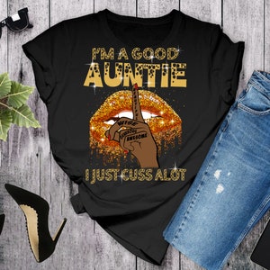Download de boa tia, eu sou uma boa tia, eu apenas xingo muito PNG, citações engraçadas PNG, lábios pingando, dedo sobre o lábio, PNG, citações engraçadas para camisa