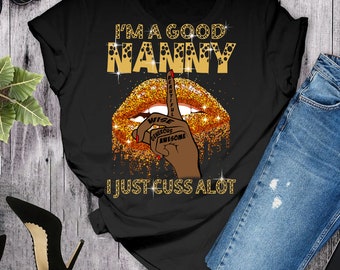 Op de afbeelding: Zwart T-shirt met gouden glittertekst die "I'm a good Nanny I just cuss a lot" zegt. De tekst wordt omringd door een gouden glitterlip met een vinger erop. De vinger heeft de woorden "Wise, Generous, Awesome, Beautiful" erop geschreven.