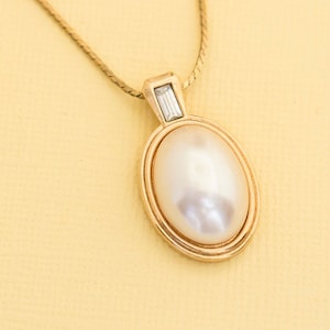 Vintage Gold Tone Gemstone Pendant Necklace 18 Inches by Avon i11