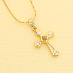 Vintage Gold Tone Cross Pendant Necklace 18 Inches i1