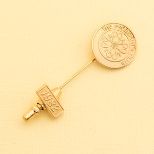 Vintage Gold Tone The President&#39;s Club 1982 Stickpin by Avon i15