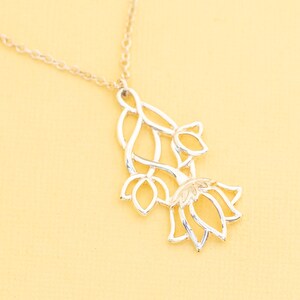 Vintage Silver Tone Pendant Necklace 18 Inches by Avon i21