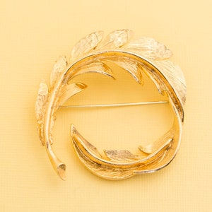 Vintage Mid Century Gold Tone Brooch i7