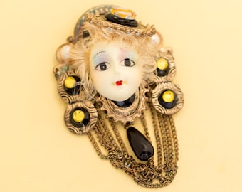 Vintage Gold Tone Doll Brooch i7