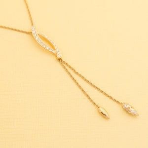 Vintage Gold Tone Rhinestone Pendant Necklace 18 Inches i11
