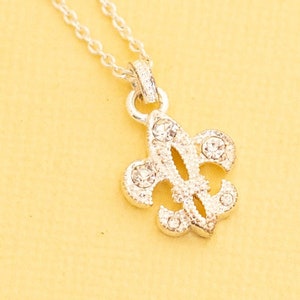 Vintage Silver Tone Rhinestone Pendant Necklace 18 Inches by Avon i21